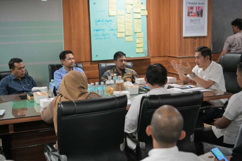 Sekda Aceh, M Nasir, S.IP, MPA, menggelar pertemuan dengan pimpinan perbankan di Aceh untuk membahas persiapan pelaksanaan Aceh Wakaf Summit 2025, di ruang kerja sekda Aceh, Jumat, (24/10/2025). dok. Ist