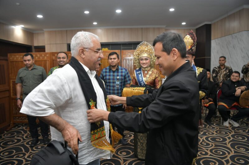 Wakil Gubernur Aceh, Fadhlullah SE menjemput kedatangan Duta Besar Bahrain untuk Indonesia, Y.M. Ahmed Alhajeri dan Presiden Direktur Mubadala Energy Indonesia, Mr. Abdullah Bu Ali beserta Rombongan di VIP Bandara Sultan Iskandar Muda, Blang Bintang, Sabtu, 25 Oktober 2025. dok. Ist