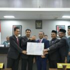 Gubernur Aceh Muzakir Manaf bersama pimpinan DPRA saat rapat paripurna pengesahan Qanun Perubahan APBA 2025 di Gedung DPRA, Banda Aceh, Senin (29/9/2025). dok. Ist