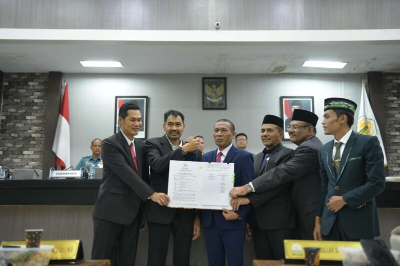 Gubernur Aceh Muzakir Manaf bersama pimpinan DPRA saat rapat paripurna pengesahan Qanun Perubahan APBA 2025 di Gedung DPRA, Banda Aceh, Senin (29/9/2025). dok. Ist