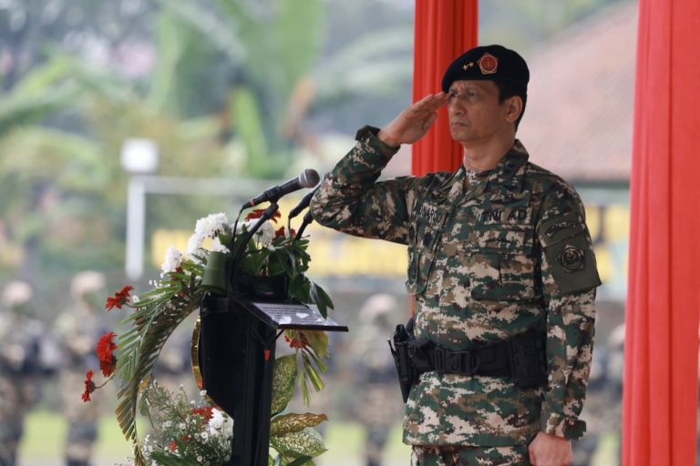 Staf Ahli Menteri Pertahanan (Sahli Menhan) Bidang Sosial Mayjen TNI Rionardo bertindak sebagai Inspektur Upacara (Irup) pada penetapan Komponen Cadangan (Komcad) Matra Darat (BUMS) PT Chandra Asri Pacific Tahun 2025. Upacara berlangsung di Pusdikkav Pussenkav, Padalarang, Bandung Barat, Kamis (2/10/2025). dok. Kemhan RI