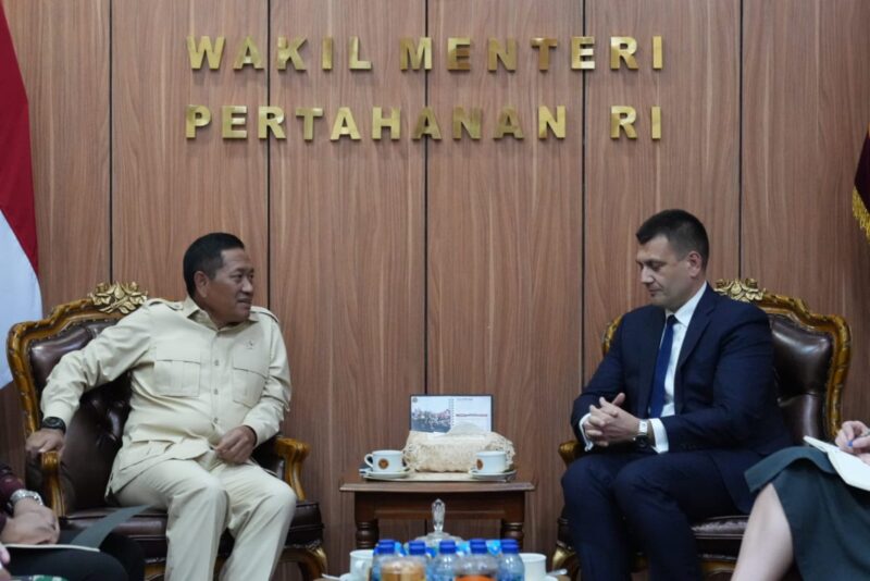 Wakil Menteri Pertahanan Republik Indonesia, Donny Ermawan Taufanto, menerima kunjungan Direktur Jenderal sekaligus Chief Executive The International Institute for Strategic Studies (IISS), Dr. Bastian Giegerich, beserta delegasi di Kementerian Pertahanan RI, Jakarta, pada Jumat (3/10/2025). dok. Kemhan RI