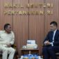 Wakil Menteri Pertahanan Republik Indonesia, Donny Ermawan Taufanto, menerima kunjungan Direktur Jenderal sekaligus Chief Executive The International Institute for Strategic Studies (IISS), Dr. Bastian Giegerich, beserta delegasi di Kementerian Pertahanan RI, Jakarta, pada Jumat (3/10/2025). dok. Kemhan RI