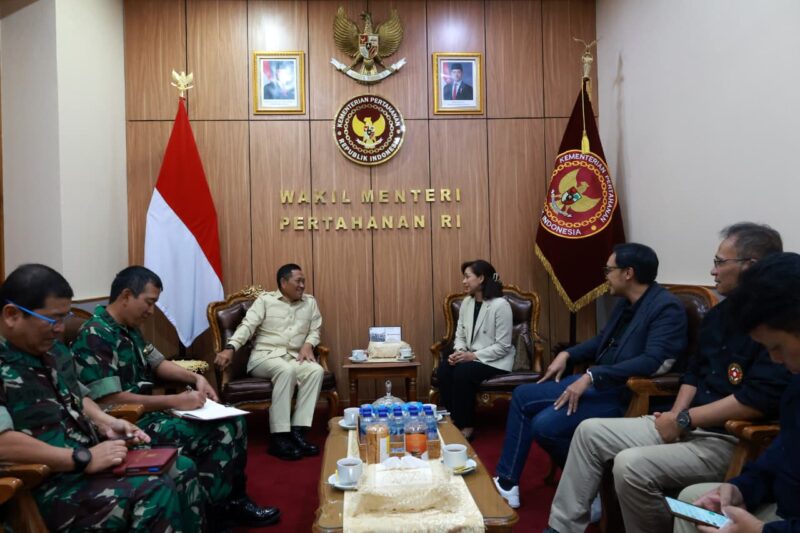 Wakil Menteri Pertahanan Republik Indonesia, Donny Ermawan Taufanto, menerima audiensi Panitia Kejuaraan Nasional (Kejurnas) Bandung Karate Club (BKC) di Kantor Kementerian Pertahanan, Jumat (3/10/2025). dok. Kemhan RI