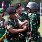 Kepala Badan Cadangan Nasional (Kabacadnas) Kementerian Pertahanan, Letjen TNI Gabriel Lema, memimpin upacara pembukaan Pelatihan Dasar Kemiliteran (Latsarmil) Komponen Cadangan (Komcad) Matra Darat bagi PNS dan PPPK UO Kemhan Gelombang III Tahun 2025, yang digelar di Pusdikzi Pusziad, Bogor, Rabu (8/10/2025). dok. Kemhan RI