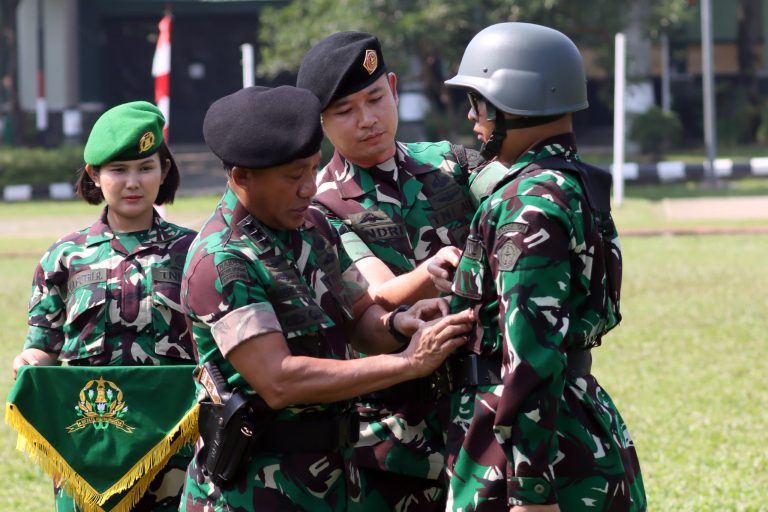 Kepala Badan Cadangan Nasional (Kabacadnas) Kementerian Pertahanan, Letjen TNI Gabriel Lema, memimpin upacara pembukaan Pelatihan Dasar Kemiliteran (Latsarmil) Komponen Cadangan (Komcad) Matra Darat bagi PNS dan PPPK UO Kemhan Gelombang III Tahun 2025, yang digelar di Pusdikzi Pusziad, Bogor, Rabu (8/10/2025). dok. Kemhan RI