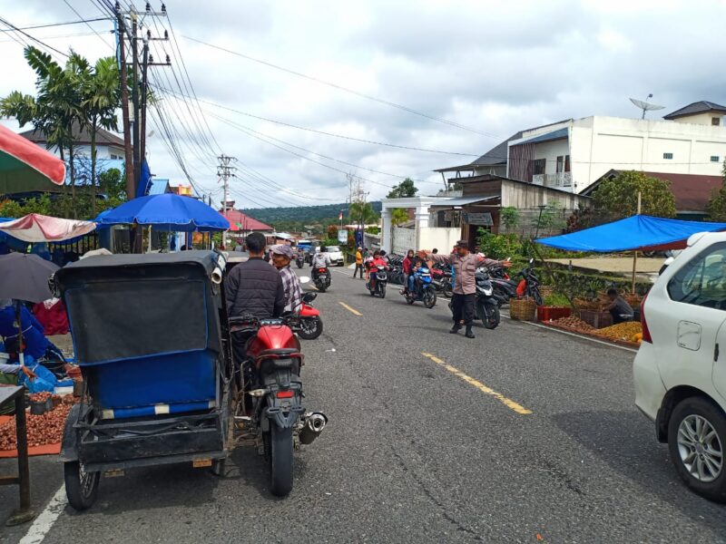 personel Polsek Wih Pesam melaksanakan kegiatan Strong Point atau pengaturan lalu lintas di kawasan Pasar Tumpah Kampung Bener Mulie, Kecamatan Wih Pesam, Kabupaten Bener Meriah, pada Minggu pagi (12/10/2025). dok. Polres Bener Meriah