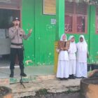 Bhabinkamtibmas Polsek Bandar, Bripka Muhammad Jali, melaksanakan kegiatan “Saweu Sikulah” dengan menjadi pembina upacara bendera di MIN 09 Pondok Ulung, Kecamatan Bandar, Kabupaten Bener Meriah, Senin (13/10/2025). dok. Polres Bener Meriah