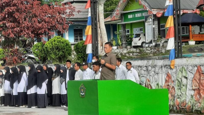 Kasatresnarkoba Polres Bener Meriah jadi pembina upacara dan beri sosialisasi bahaya narkoba di MAN 1 Bener Meriah. dok. Polres Bener Meriah