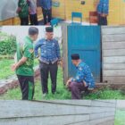 Ket foto: Kepala Kankemenag Bener Meriah meninjau kondisi RA Rembune Ponok Ulung di Kecamatan Bandar yang rusak akibat angin puting beliung, jelang proses rehabilitasi bangunan.(Rahmat Ramadhan/Acehnow)