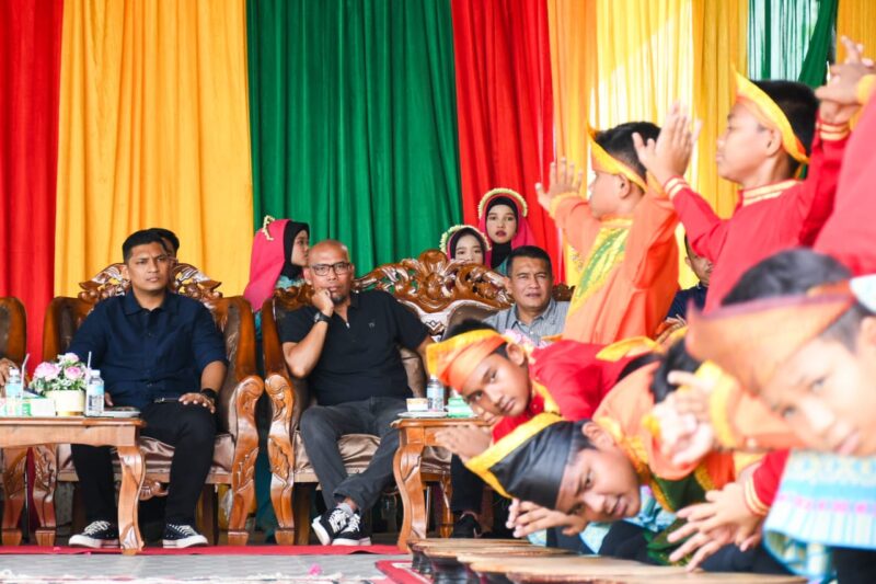 Wakil Wali Kota Banda Aceh, Afdhal Khalilullah, meninjau langsung program Seniman Masuk Sekolah (SMS) di SMP Negeri 2 Banda Aceh, Sabtu (18/10/2025). dok. Prokopim Kota Banda Aceh