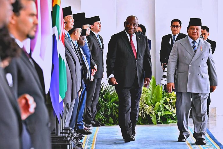 Presiden Republik Indonesia Prabowo Subianto menerima secara resmi kunjungan kenegaraan Presiden Republik Afrika Selatan, Matamela Cyril Ramaphosa, di Istana Merdeka, Jakarta, Rabu (22/10/2025). dok. Kemhan RI