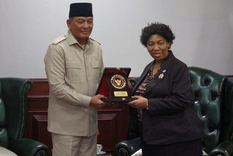 Menteri Pertahanan Republik Indonesia (Menhan RI) Sjafrie Sjamsoeddin menerima kunjungan kehormatan Minister of Defence and Military Veterans of the Republic of South Africa, Matsie Angelina Motshekga, di kantor Kementerian Pertahanan, Jakarta, Rabu (22/10/2025). dok. Kemhan RI