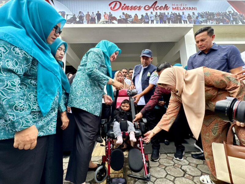 Ny. Marlina Muzakir Serahkan Kursi Roda untuk Anak Disabilitas Aceh. Foto: Dok. Dinsos Aceh