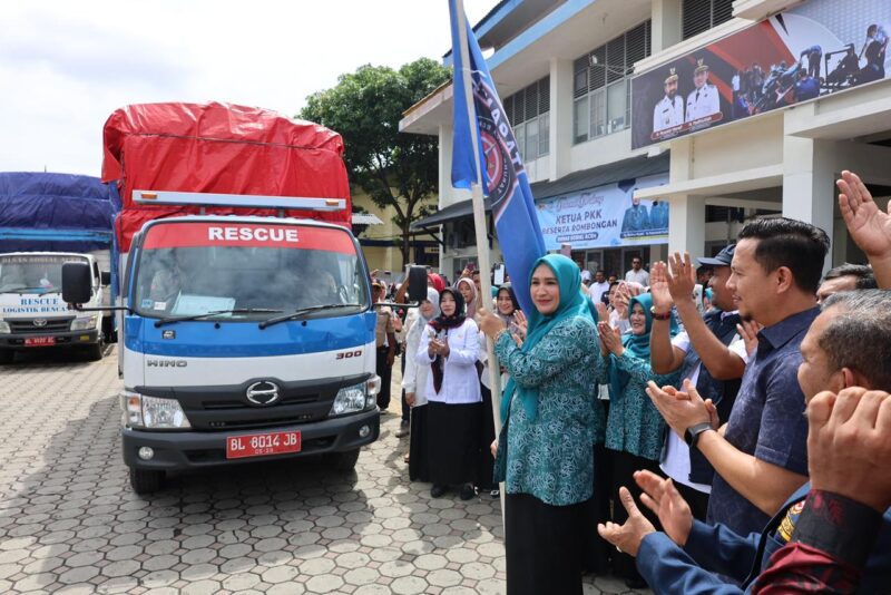 Ibu Gubernur Aceh Lepas 3 Truk Bantuan Dinsos Aceh ke Tiga Kabupaten Terdampak Banjir. Foto: Dok. Dinsos Aceh