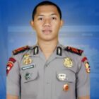 Anggota Korps Brimob Polri, Bharaka Dimas Setiyadi, menerima penghargaan dari Pemerintah Kota Salatiga. Dok. Polda Aceh