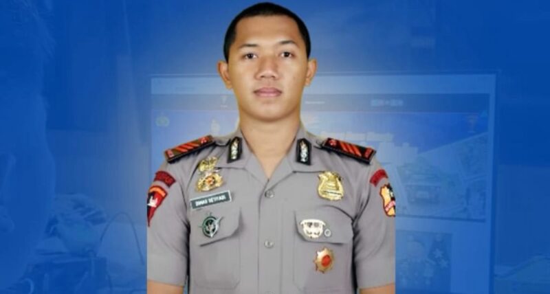 Anggota Korps Brimob Polri, Bharaka Dimas Setiyadi, menerima penghargaan dari Pemerintah Kota Salatiga. Dok. Polda Aceh