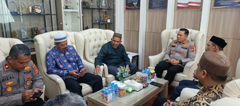 Kapolresta Banda Aceh Kombes Pol Joko Heri Purwono melakukan pertemuan dengan jajaran DSI di ruang kerjanya, Kamis (23/10/2025). Dok. Polresta Banda Aceh