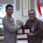 Kapolda Aceh Irjen Pol. Marzuki Ali Basyah menerima audiensi Kepala Perwakilan Bank Indonesia (BI) Provinsi Aceh, Agus Chusaini, di Mapolda Aceh, Jumat (24/10/2025). Dok. Polda Aceh
