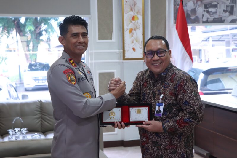 Kapolda Aceh Irjen Pol. Marzuki Ali Basyah menerima audiensi Kepala Perwakilan Bank Indonesia (BI) Provinsi Aceh, Agus Chusaini, di Mapolda Aceh, Jumat (24/10/2025). Dok. Polda Aceh