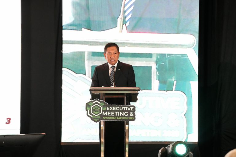 Wakil Menteri Pertahanan (Wamenhan) RI Donny Ermawan Taufanto hadir sebagai keynote speaker pada Executive Meeting dan Anugerah Badan Pengawas Tenaga Nuklir (BAPETEN) 2025 yang berlangsung di Pullman Central Park, Jakarta, Senin (27/10/2025). dok. kemhan RI