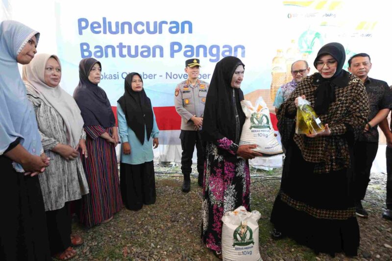 Bertempat di halaman Kantor Camat Baiturahman pada Kamis (30/10/2025), Wali Kota Banda Aceh Illiza Sa’aduddin Djamal menyerahkan secara simbolis bantuan pangan beras dan minyak goreng kepada sejumlah warga. dok. Pemko Banda Aceh