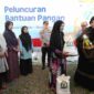 Bertempat di halaman Kantor Camat Baiturahman pada Kamis (30/10/2025), Wali Kota Banda Aceh Illiza Sa’aduddin Djamal menyerahkan secara simbolis bantuan pangan beras dan minyak goreng kepada sejumlah warga. dok. Pemko Banda Aceh