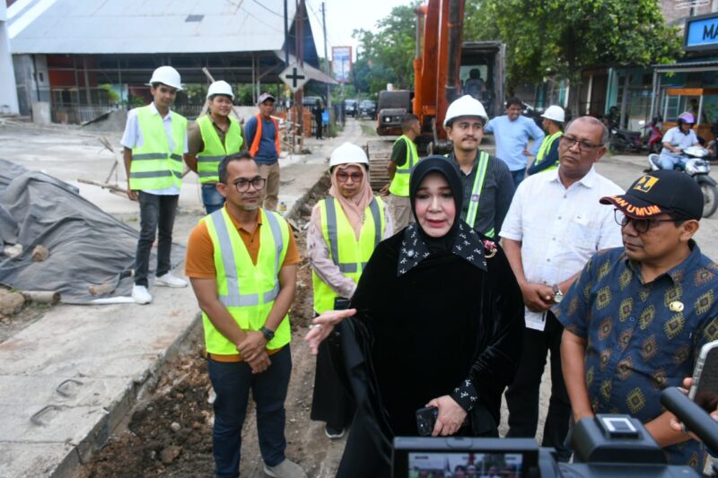 Wali Kota Banda Aceh Illiza Sa'aduddin Djamal saat meninjau proyek pembangunan Jalan Prof A Majid Ibrahim yang selama ini rusak parah, tepatnya di Gampong Merduati, Jumat, 31 Oktober 2025. Foto: Dok. Diskominfotik Banda Aceh