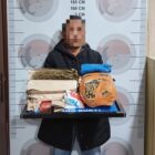 pria berinisial S (46), warga Desa Sumber Jaya, Kecamatan Timang Gajah bersama barang buktinya ganja seberat 3 Kg. dok. Polres Bener Meriah.