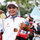 Triyaningsih, atlet Kementerian Pemuda dan Olahraga (Kemenpora) yang turun di kategori usia di bawah 45 tahun, kembali berhasil meraih medali emas pada nomor lari 5 kilometer (5K) di ajang Pekan Olahraga Nasional (Pornas) Korpri XVII Tahun 2025, yang digelar di Palembang, Sumatera Selatan, Sabtu (11/10/2025). foto: raiky/kemenpora.go.id