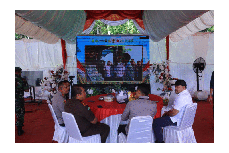 Kapolda Aceh, Irjen Pol. Marzuki Ali Basyah, saat melaksanakan penanaman jagung serentak kuartal IV di Desa Suka Damai, Kecamatan Lembah Seulawah, Kabupaten Aceh Besar, Rabu, 8 Oktober 2025. dok. Polda Aceh