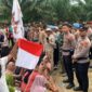 Ratusan warga dari Kecamatan Cot Girek dan Pirak Timu, Kabupaten Aceh Utara, masih memblokir jalan akses keluar masuk truk pengangkut buah sawit milik PT Perkebunan Nusantara (PTPN) IV Regional 6. dok. Polres Aceh Utara