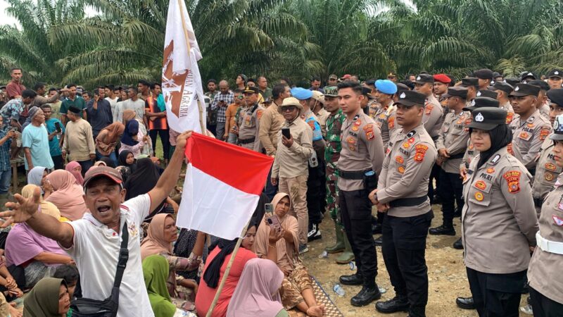 Ratusan warga dari Kecamatan Cot Girek dan Pirak Timu, Kabupaten Aceh Utara, masih memblokir jalan akses keluar masuk truk pengangkut buah sawit milik PT Perkebunan Nusantara (PTPN) IV Regional 6. dok. Polres Aceh Utara