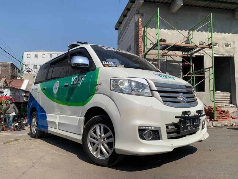 Mobil ambulance yang membawa jenazah korban keluar dari lokasi kejadian ambruknya salah satu gedung pondok pesantren Al Khoziny, Kabupaten Sidoarjo, Jawa Timur, Jumat (3/10). (Bidang Komunikasi Kebencanaan / Danung Arifin)