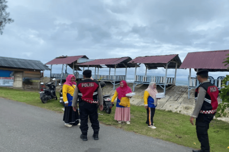 Personel Satuan Samapta Polres Aceh Barat melaksanakan Patroli Perintis Presisi di sejumlah titik wisata dan area publik dalam wilayah hukum Polres Aceh Barat, Minggu (12/10/2025). DOK. POLRES ACEH BARAT