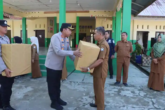 Kapolres Aceh Barat AKBP Yhogi Hadisetiawan, S.I.K., M.I.K., bertindak sebagai inspektur upacara bendera di SMP Negeri 3 Meulaboh, Gampong Lapang, Kecamatan Johan Pahlawan, Kabupaten Aceh Barat, Senin (13/10/2025). dok. Polres Aceh Barat
