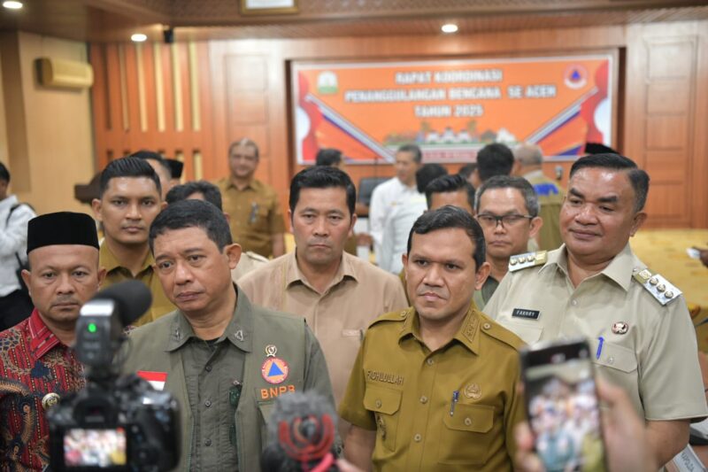 Wakil Gubernur Aceh, Fadhlullah SE menyampaikan Sambutan pada Rapat Koordinasi Daerah Penanganan Bencana di Wilayah Pronvisi Aceh bersama Kepala BNPB RI, Lenjet TNI. Suharyanto dan Rombongan serta Bupati/Walikota Se-Aceh digedung serbaguna Setda Aceh, Selasa, 28 Oktober 2025. dok. Ist