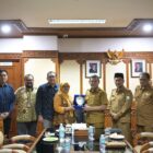 Wakil Gubernur Aceh, Fadhlullah SE, di dampingi Asisten Pemerintahan, Keistimewaan Aceh & Kesejahteraan Rakyat Sekda Aceh Drs. Syakir, M.Si serta SKPA terkait menerima audiensi dari Lembaga Perlindungan Saksi dan Korban (LPSK) di ruang kerjanya, Banda Aceh, Selasa (28/10/2025). DOK. IST