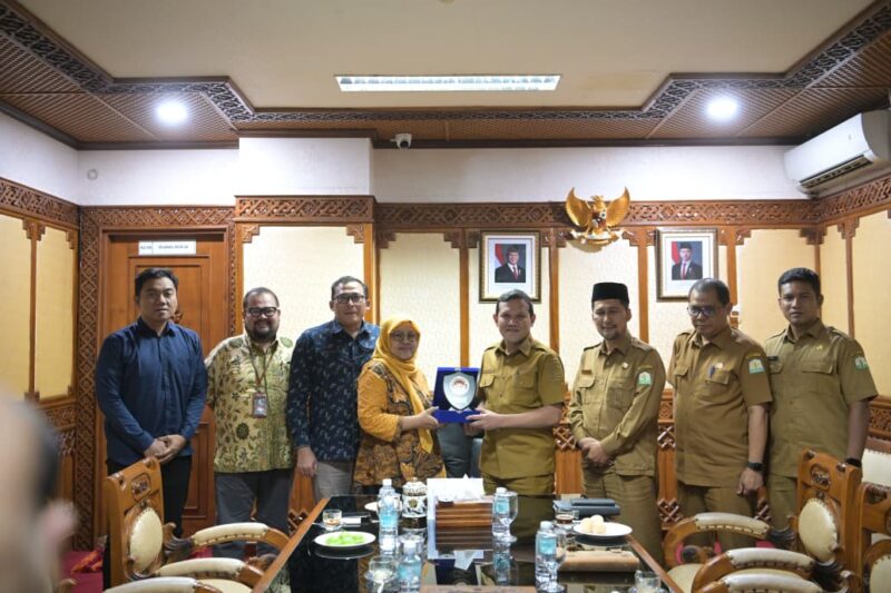 Wakil Gubernur Aceh, Fadhlullah SE, di dampingi Asisten Pemerintahan, Keistimewaan Aceh & Kesejahteraan Rakyat Sekda Aceh Drs. Syakir, M.Si serta SKPA terkait menerima audiensi dari Lembaga Perlindungan Saksi dan Korban (LPSK) di ruang kerjanya, Banda Aceh, Selasa (28/10/2025). DOK. IST