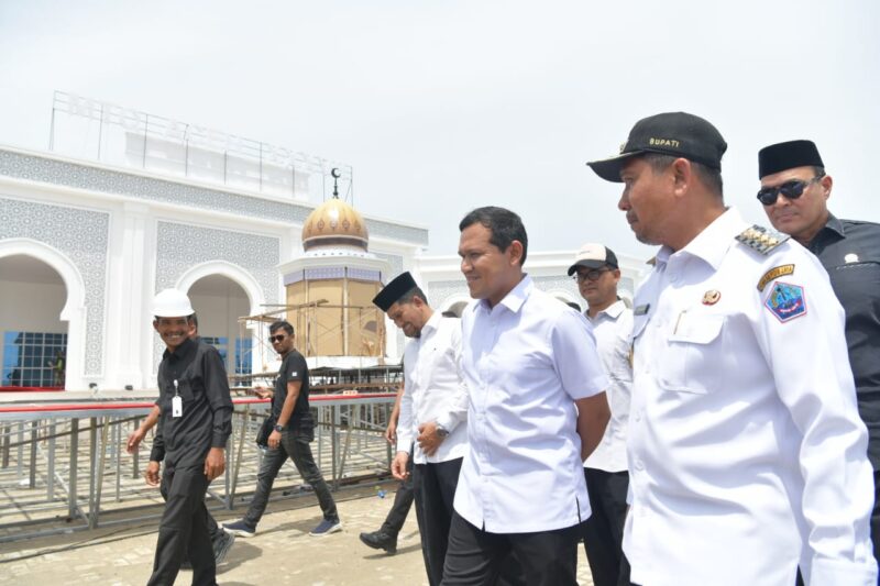 Wakil Gubernur Aceh, Fadhlullah, SE bersama Bupati Pidie Jaya, Sibral Malasy, Asisten I Pemerintahan, Syakir, Kadis Syariat Islam Aceh, Zahroel Fajri, Plh. Inspektur Aceh, Plh. Kadis Dayah Aceh, Karo Adpem, Karo Adpim Setda Aceh serta Forkompinda Pidie Jaya meninjau Arena Utama pelaksanaan MTQ ke - XXXVII di Meureudu, Pidie Jaya, Rabu, 29 Oktober 2025. Dok. Ist