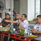 Wakil Gubernur Aceh, Fadhlullah, SE melakukan peninjauan lokasi tol serta dilanjutkan pertemuan dengan masyarakat setempat bersama Pangdam IM, Mayjen TNI, Joko Hadi Susilo, Wakil Bupati Pidie Al Zaizi, Asisten Pemerintahan, Drs, Syakir, perwakilan dari Polda & Kajati Aceh serta pihak terkait, Padang Tiji, Kab. Pidie, Rabu, 29 Oktober 2025. dok. Pendam IM