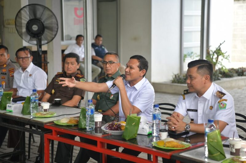 Wakil Gubernur Aceh, Fadhlullah, SE melakukan peninjauan lokasi tol serta dilanjutkan pertemuan dengan masyarakat setempat bersama Pangdam IM, Mayjen TNI, Joko Hadi Susilo, Wakil Bupati Pidie Al Zaizi, Asisten Pemerintahan, Drs, Syakir, perwakilan dari Polda & Kajati Aceh serta pihak terkait, Padang Tiji, Kab. Pidie, Rabu, 29 Oktober 2025. dok. Pendam IM