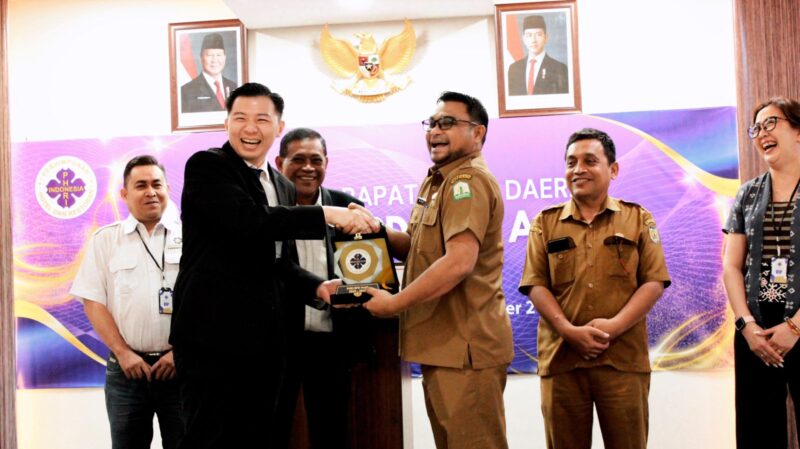 Ketua BPD PHRI Aceh, Andre Leo (kiri), menyerahkan plakat kepada Kepala Dinas Kebudayaan dan Pariwisata Aceh, Dedy Yuswadi (kanan), usai membuka Rapat Kerja Daerah (Rakerda) BPD PHRI Aceh 2025 di Hotel Hip Hope, Banda Aceh, Selasa (28/10/2025). dok. Ist