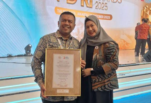 Didampingi istrinya, aktivis kemanusiaan asal Aceh, Michael Octaviano, menerima penghargaan dalam ajang bergengsi DPD RI Award 2025 yang digelar di Gedung Tri Brata, Jakarta Selatan. dok. Ist
