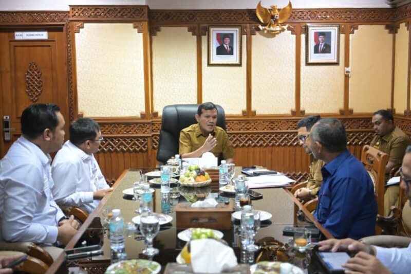 Wakil  Gubernur Aceh, Fadlullah Menerima Audiensi Tim Derektorat IV pada Jaksa Agung Muda Inteligent Terkait penyelesaian Permasalahan Ruas Jalan Tol Sigli Banda Aceh, di ruang rapat Wakil Gubernur Aceh, Banda Aceh, Senin, 27 Oktober 2025. dok. Ist