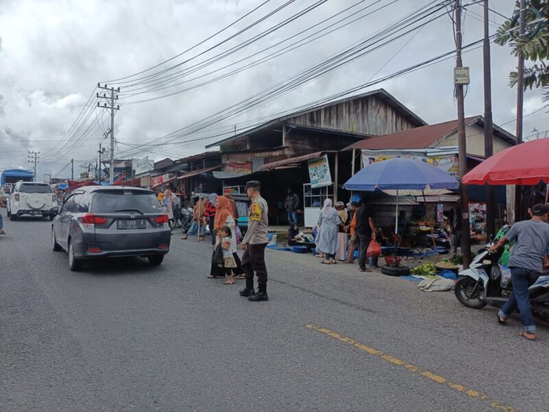 Personel Polsek Wih Pesam Polres Bener Meriah melaksanakan kegiatan patroli dan pengaturan arus lalu lintas di kawasan Pasar Tumpah Kampung Bener Mulie, Kecamatan Wih Pesam, Kabupaten Bener Meriah, Minggu (19/10/2025) pagi. dok. Polres Bener Meriah