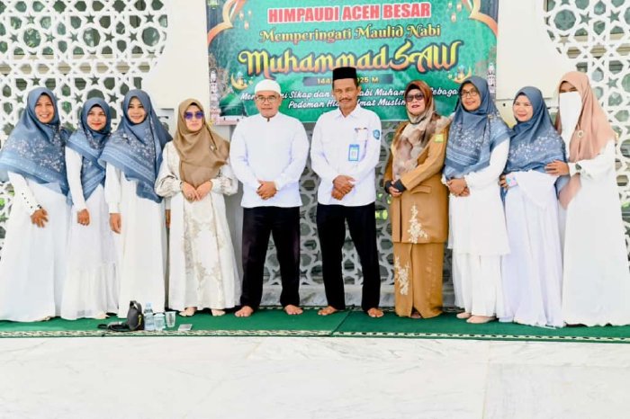 Ketua Kelompok Kerja (Pokja) Bunda PAUD Aceh Besar, Hj Nurul Fazli SAg, menghadiri peringatan Maulid Nabi Muhammad SAW yang diselenggarakan oleh Himpunan Pendidik dan Tenaga Kependidikan Anak Usia Dini Indonesia (Himpaudi) Aceh Besar di halaman Masjid Raya Baiturrahman, Kota Banda Aceh, Senin (27/10/2025). DOK. PEMKAB ACEH BESAR
