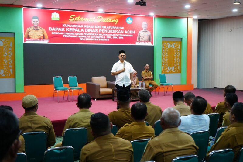 Plt Kadisdik Aceh saat melakukan kunjungan kerja dan pertemuan dengan jajaran Cabang Dinas Pendidikan Bireuen, pengawas sekolah, serta para kepala SMA, SMK, dan SLB se-Kabupaten Bireuen di Aula Kampus Al-Muslim, Rabu (27/10/2025). dok. Ist