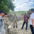 Kabid Ketertiban Umum dan Ketenteraman Masyarakat Satpol PP dan WH Aceh Besar, Suhaimi SP, berdialog dengan pengusaha tambang, di kawasan pesisir Kecamatan Baitussalam, Kabupaten Aceh Besar, Kamis (16/10/2025). FOTO: MC ACEH BESAR