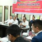 Plt. Kepala Dinas Komunikasi dan Informatika Aceh Besar Khairul Huda S.Kom MM mempresentasikan layanan keterbukaan informasi publik di Kantor KIA, Banda Aceh, Rabu (15/10/2025)
FOTO: MC ACEH BESAR